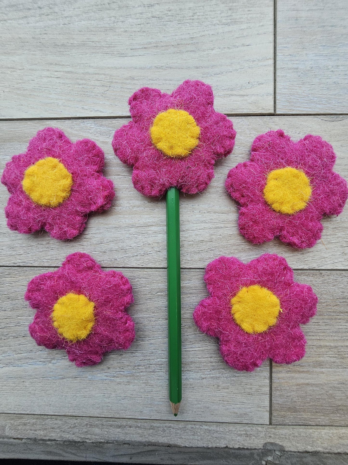 Handmade Wool Felt Daisy Flower Pencil Toppers Set, Party Favors, Classroom Rewards