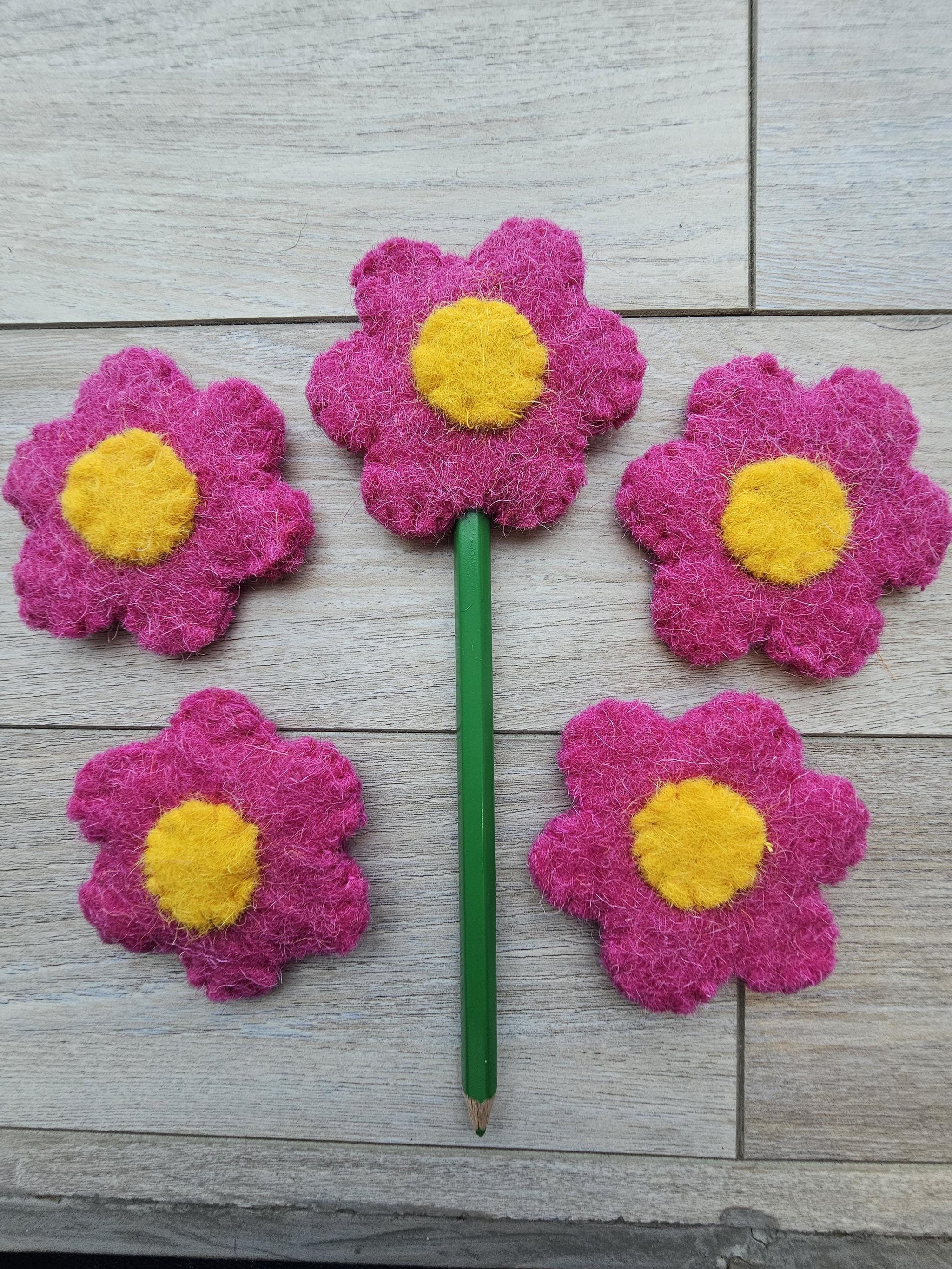 Handmade Wool Felt Daisy Flower Pencil Toppers Set, Party Favors, Classroom Rewards